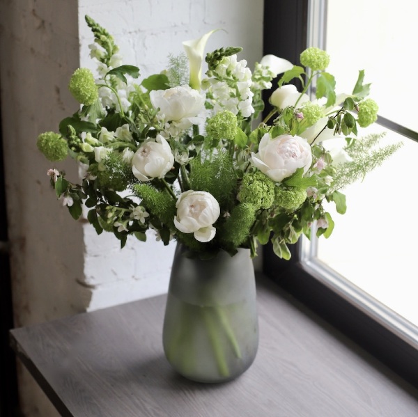 Букет из сезонных цветов в вазе Зеленый -  Размер L (ваза может отличаться) 