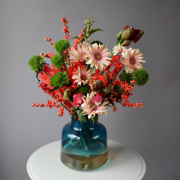 Букет из сезонных цветов в вазе Красный - Размер M