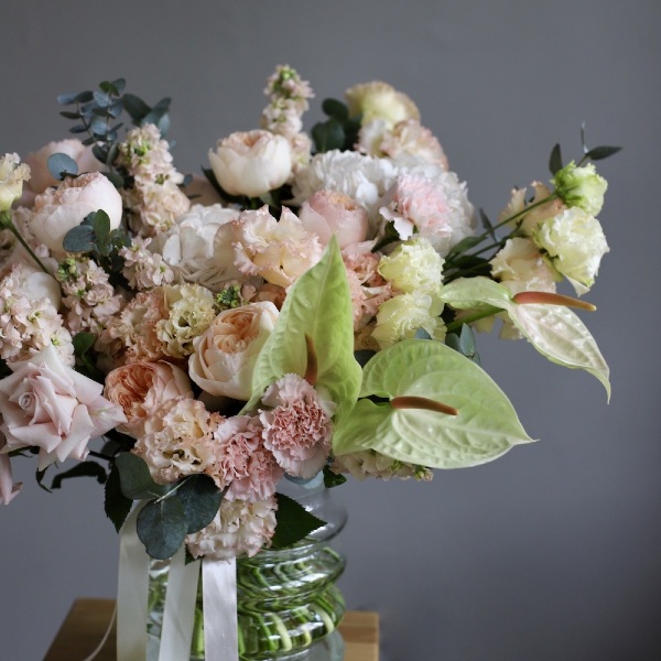 Букет из сезонных цветов в вазе Персиковый - Размер L (ваза может отличаться) 
