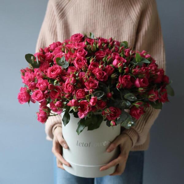 Букет из кустовых пионовидных роз в шляпной коробке - Размер M