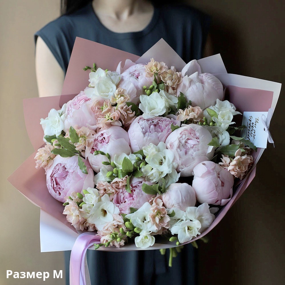 Букет из пионов, маттиолы и фрезии - заказать доставку цветов в Москве от  Leto Flowers
