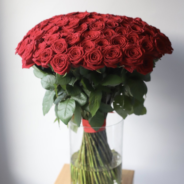 Букет из роз в вазе - 101 роза
