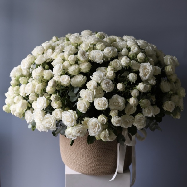 Корзина с пионовидными кустовыми розами - Размер XL