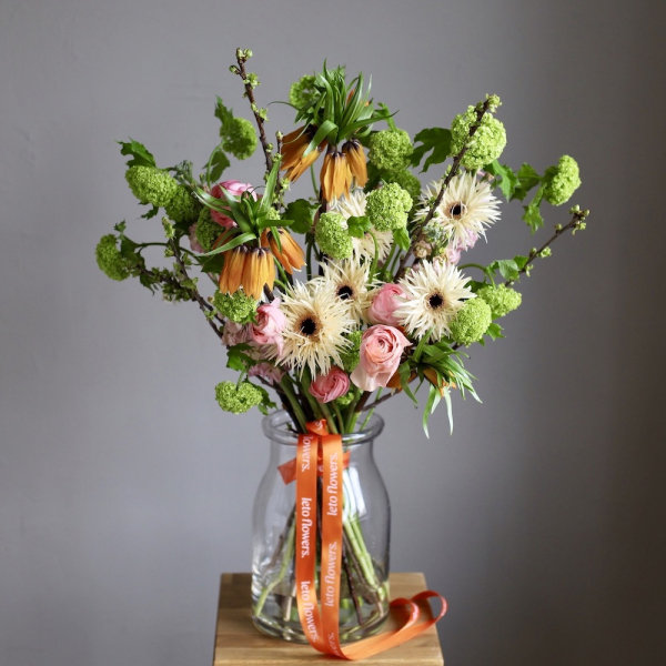 Букет из сезонных цветов в вазе Весенний - Размер M