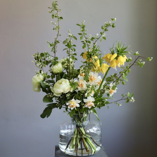 Букет из сезонных цветов в вазе Солнечный - Размер L (ваза может отличаться) 