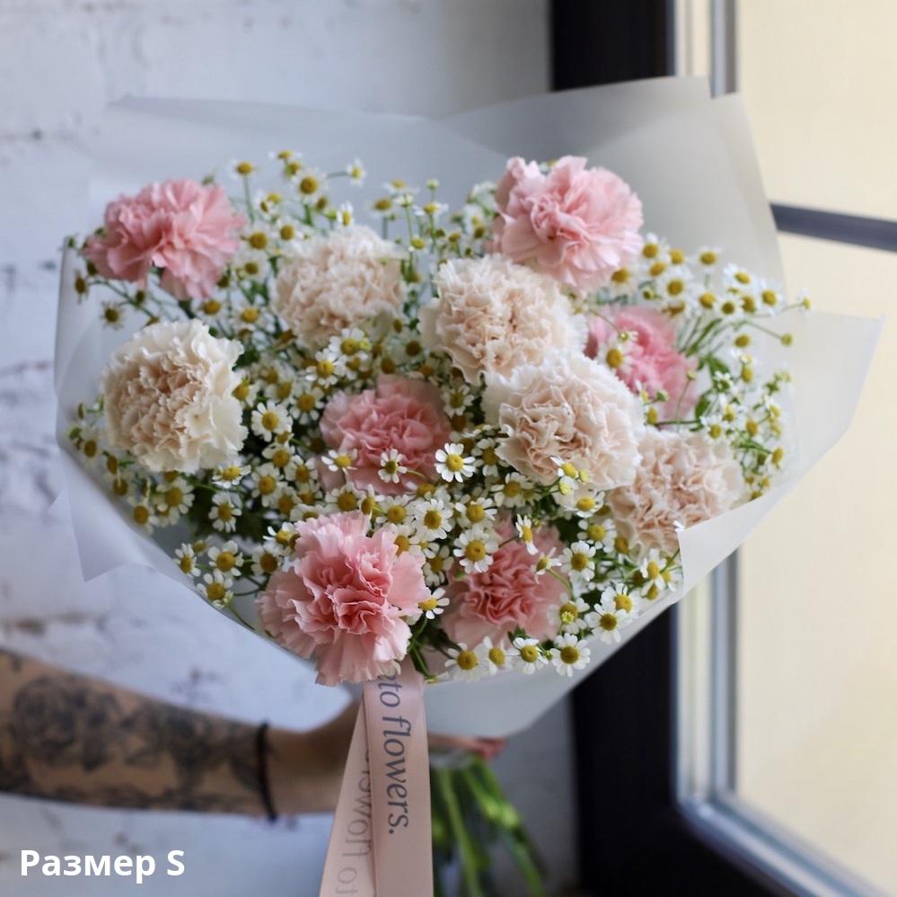 Гвоздика в букетах и цветочных композициях от флористической мастерской FlowerLab