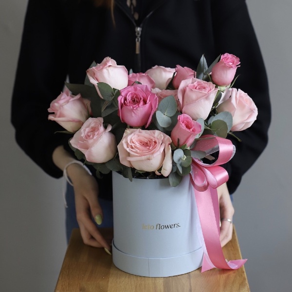 Букет "Розовый сад"  в шляпной коробке -   Размер S 