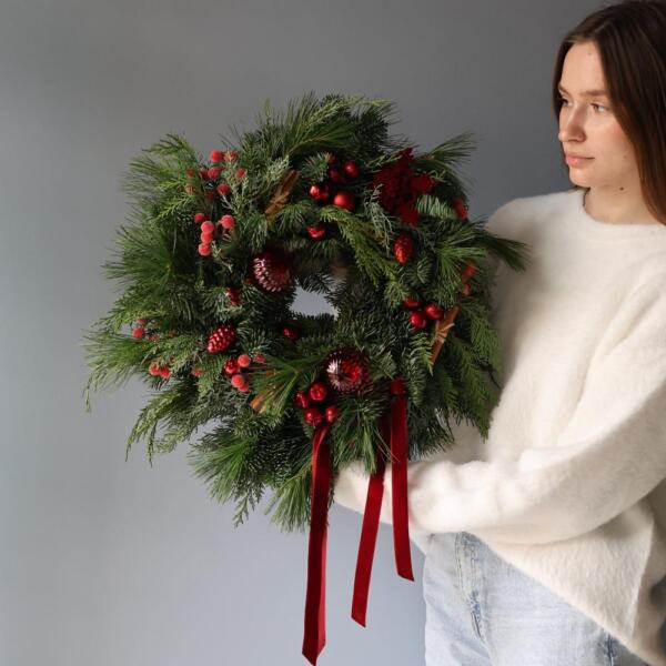 Венок, гамма "Красный бархат" - 45-50 см