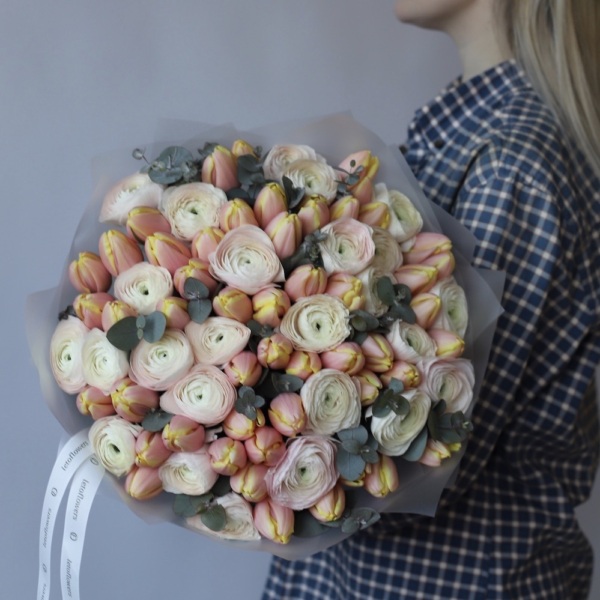 Букет из ранункулюсов и тюльпанов - Размер XL