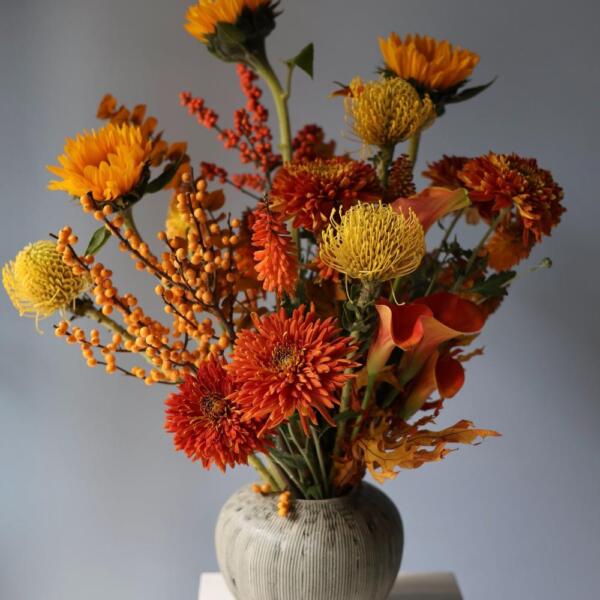 Букет из сезонных цветов в вазе Осенний - Размер L