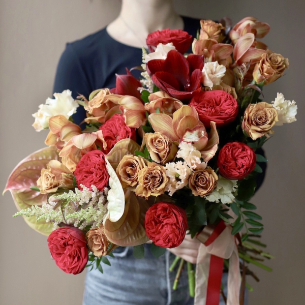 Авторский букет Красно-карамельный из сезонных цветов - Размер L 