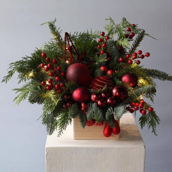 Новогодняя композиция в ящике, гамма  "Красный бархат" - Размер S с Гирляндой