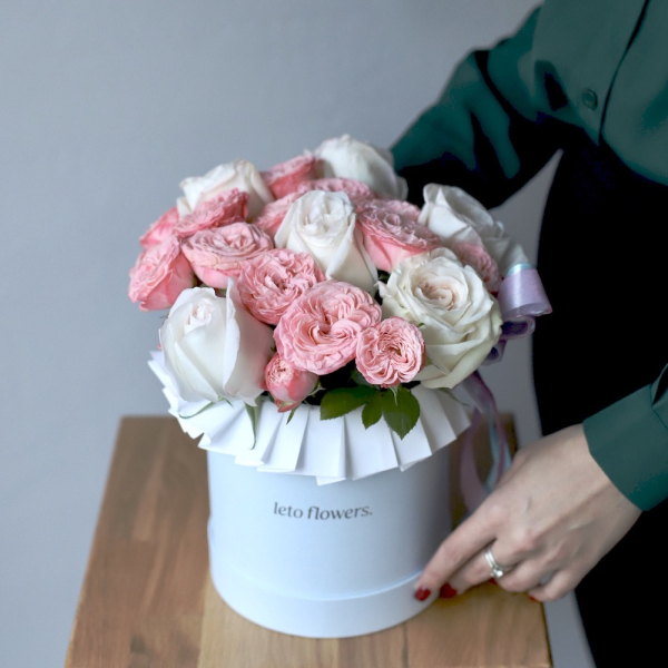 Букет из пионовиных роз и кустовых пионовидных роз в шляпной коробке - Размер S