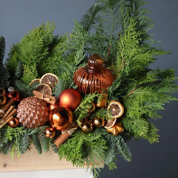 Новогодняя композиция в деревянном ящике, гамма  "Мандариновый пай" -  Размер L