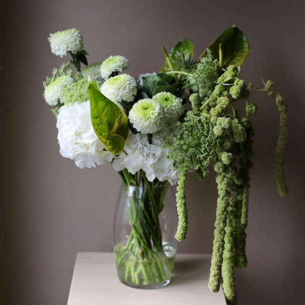 Букет из сезонных цветов в вазе Зеленый - Размер M