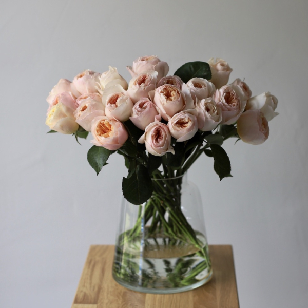 Букет из пионовидных роз в вазе - 23 розы в вазе