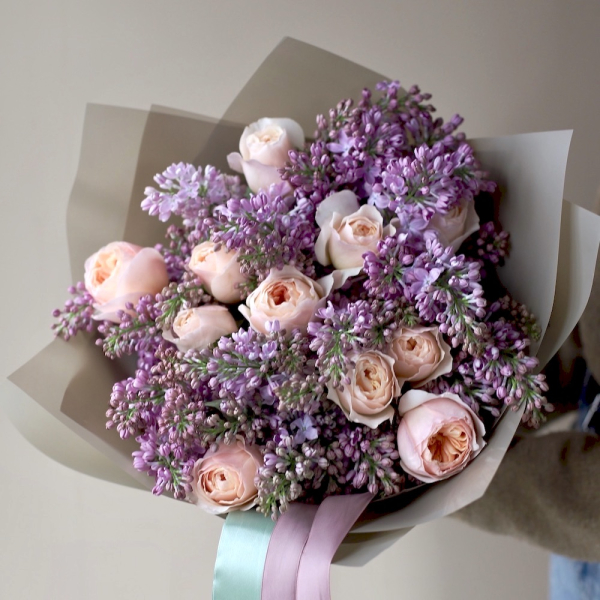 Букет из пионовидных роз и фиолетовой сирени - Размер M
