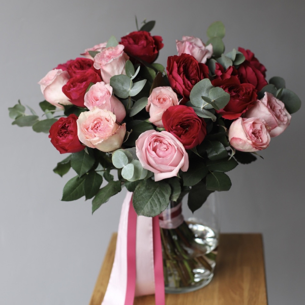 Букет из пионовидных роз в вазе - 23 розы с зеленью