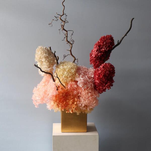 Композиция из стабилизированных гортензий в кашпо