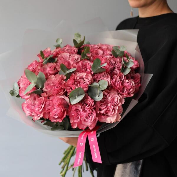 Букет из пионовидных роз Кантри Блюз - 25 роз с зеленью