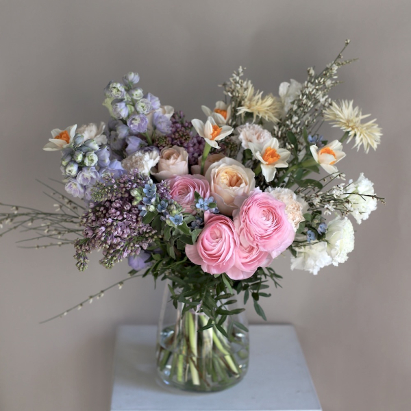 Букет из сезонных цветов в вазе Весенний - Размер М