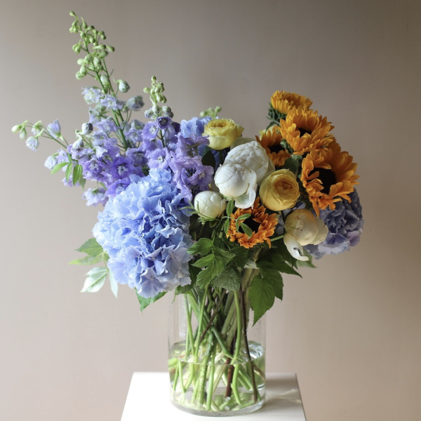 Букет из сезонных цветов в вазе Летний - Размер L 