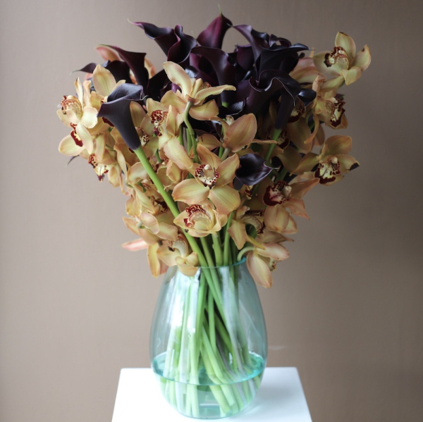 Букет из калл и орхидей в вазе - Размер L