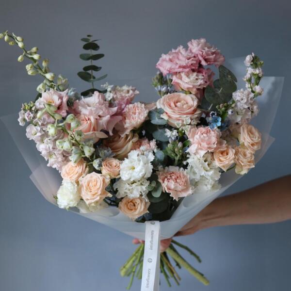 Букет Сюрприз из сезонных цветов на вкус флориста, нежный - Размер S