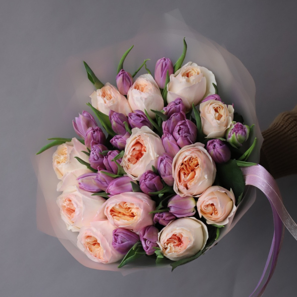 Букет из пионовидных роз и тюльпанов - Размер S
