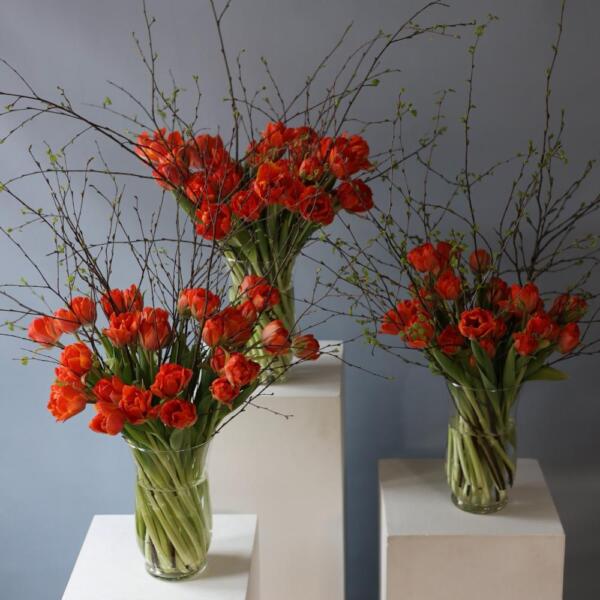 Букет из тюльпанов и весенних веток в вазе - Размер S