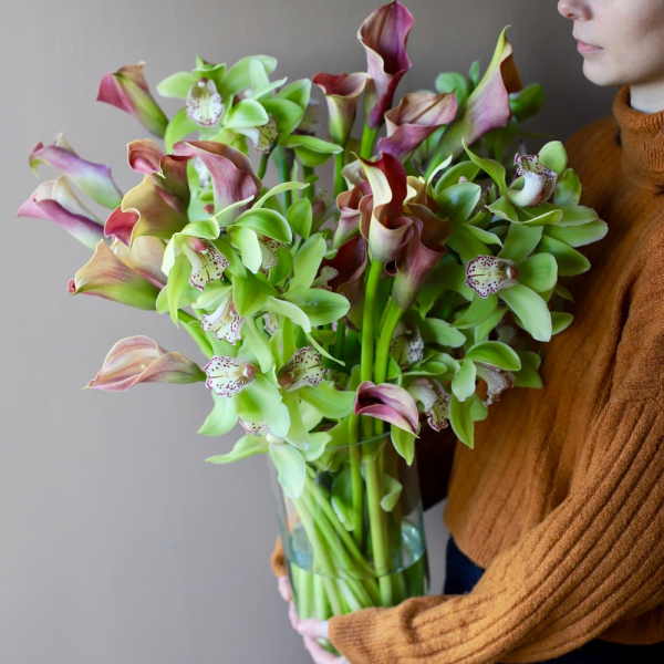 Букет из калл и орхидей в вазе -  Размер XL 
