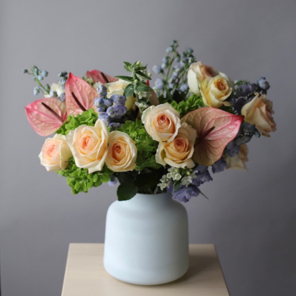 Букет из сезонных цветов в вазе Акварельный - Размер L 