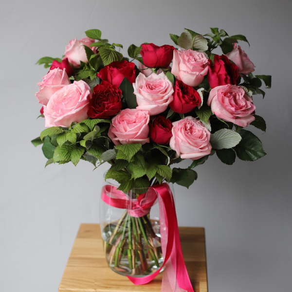 Букет из пионовидных роз в вазе - 23 розы