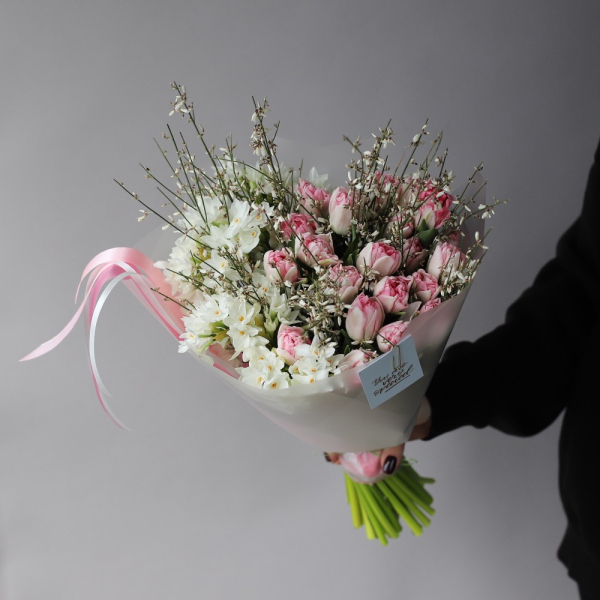 Букет из нарциссов, тюльпанов и генисты - Размер M