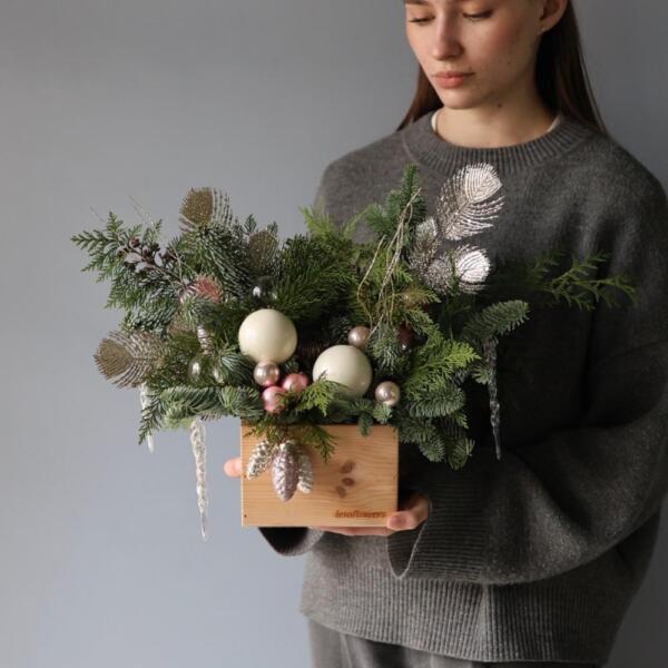 Новогодняя композиция в деревянном ящике, гамма "Розовая леденцовая" - Размер М