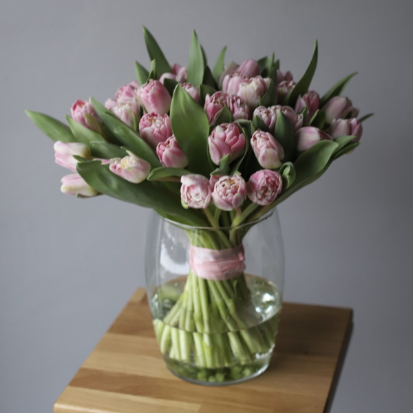 Букет из тюльпанов в вазе - 49 тюльпанов