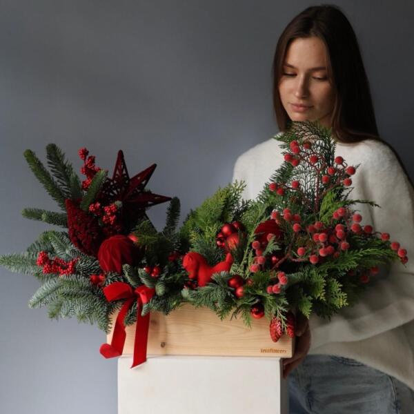 Новогодняя композиция в деревянном ящике, гамма  "Красный бархат" -  Размер L