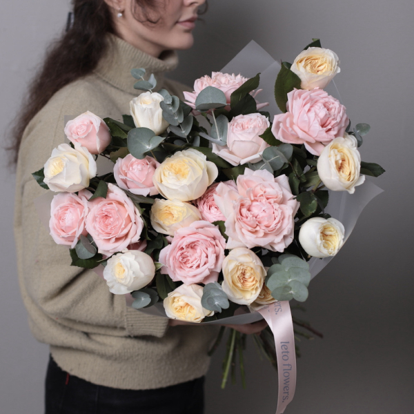 Букет из пионовидных роз разных сортов - 23 розы с эвкалиптом