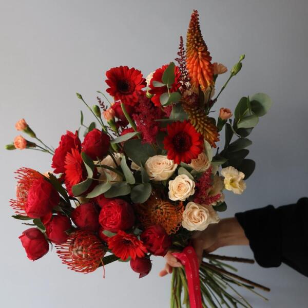 Букет Сюрприз из сезонных цветов на вкус флориста, яркий - Размер M