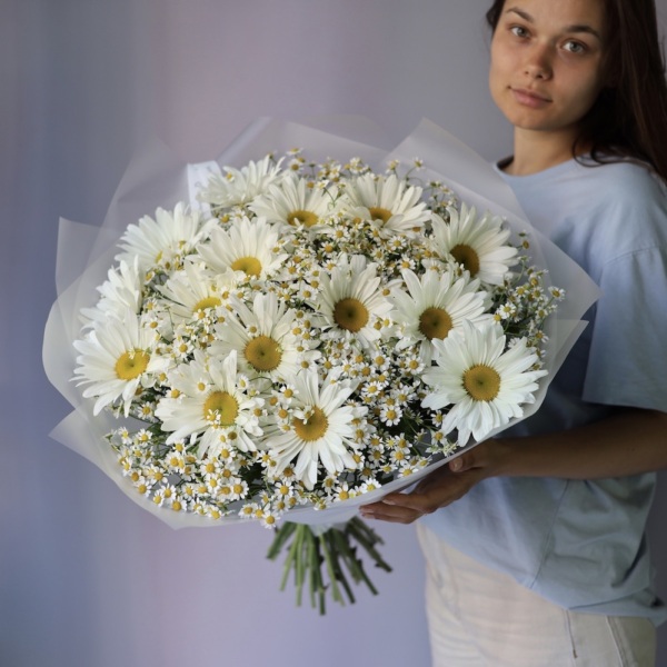 Букет из крупных ромашек и кустовых ромашек -  Размер M 