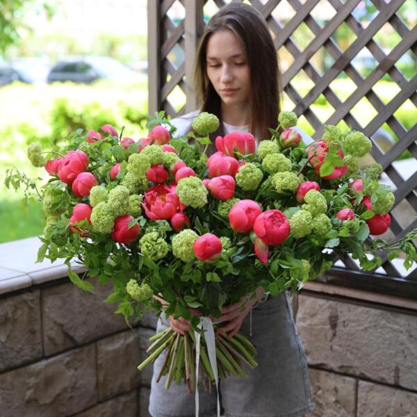 Букет из пионов и вибурнума -  Размер L