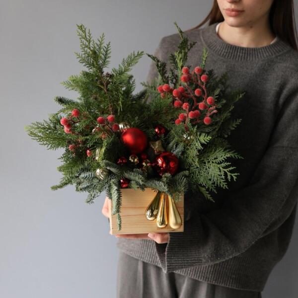 Новогодняя композиция в деревянном ящике, гамма "Красно-золотая" -  Размер S