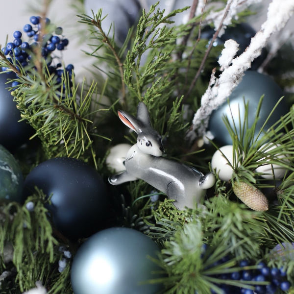 Новогодняя композиция в шляпной коробке "Заяц Русак" - Фарфоровый кролик