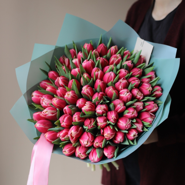 Букет из ярко-розовых тюльпанов - 75 тюльпанов