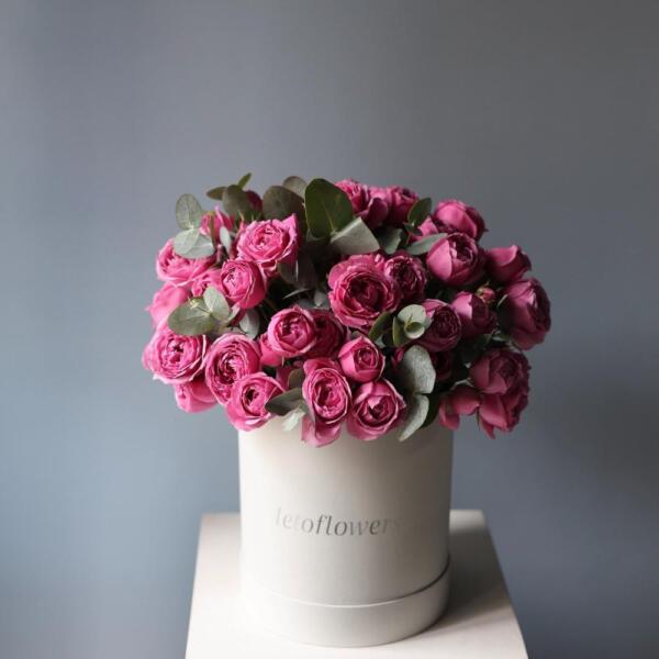 Букет из кустовых пионовидных роз в шляпной коробке - Размер M