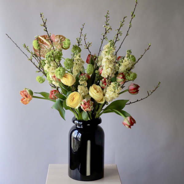 Букет из сезонных цветов в вазе Солнечный - Размер M