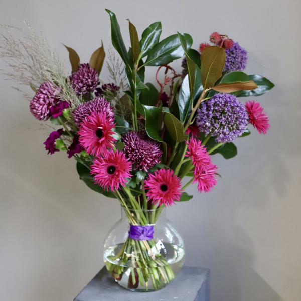 Букет из сезонных цветов в вазе Ягодный - Размер M