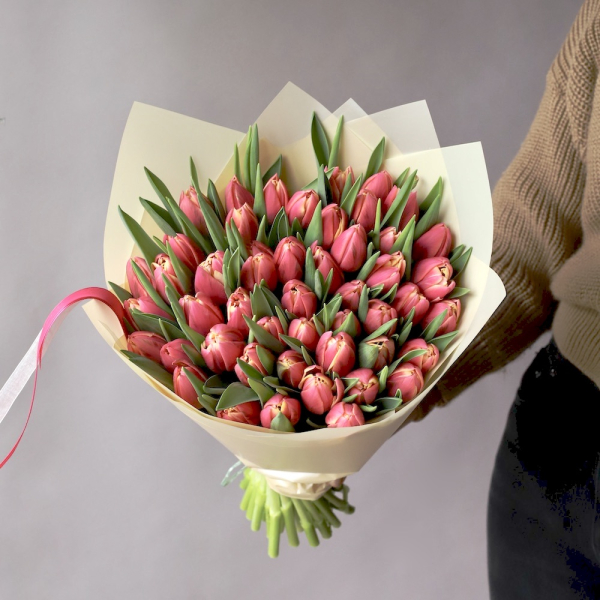 Букет из ярко-розовых тюльпанов -  49 тюльпанов 