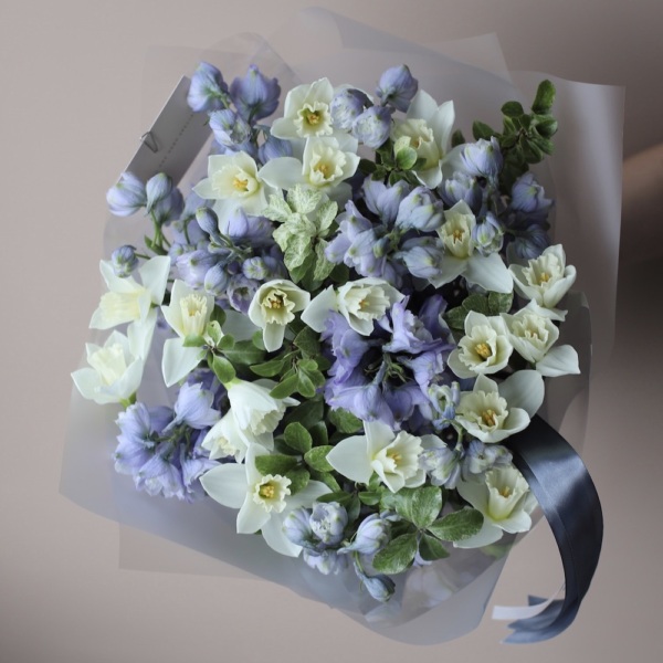 Букет из нарциссов и дельфиниума - Размер S