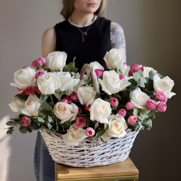 Корзина с пионовидными и кустовыми розами - Размер L